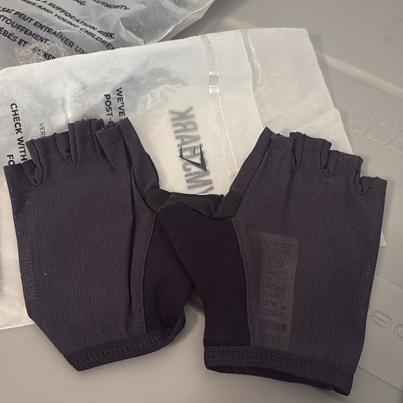 Bundle of 2 Pairs of Gymshark Lifting Gloves Medium - Picture 4 of 5